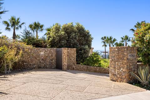 Stone entry walls on Ellice Street