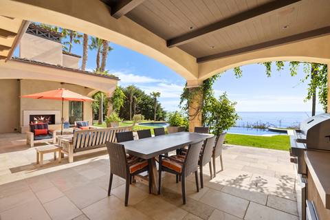 Lanai dining and built-in grill
